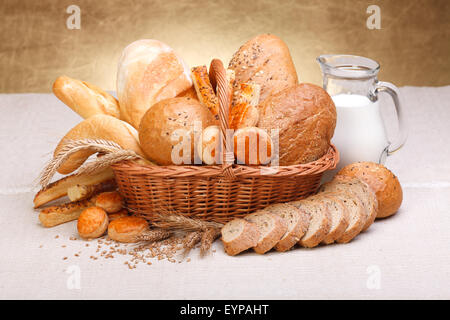 Verschiedene Brötchen mit Milch in der Kanne auf Leinwand Stockfoto