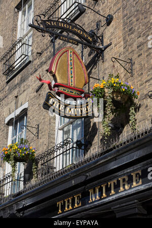 Vergoldeter Schild für die Mitre Pub in der Bridge Street in Cambridge, Cambridgeshire, England, UK Stockfoto