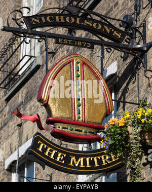 Vergoldeter Schild für die Mitre Pub in der Bridge Street in Cambridge, Cambridgeshire, England, UK Stockfoto