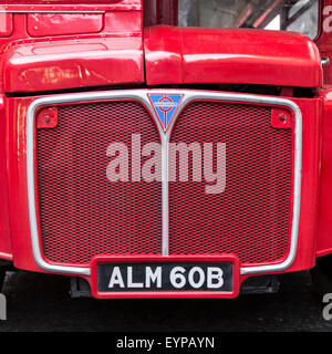 Detail der Vorderseite des klassischen roten Routemaster London Doppeldeckerbus zeigt Kühlergrill, Motorhaube & Nummernschild Stockfoto