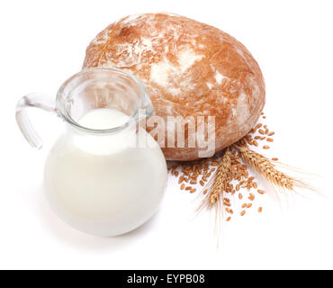 Kleine Brot mit Ähre und Samen, Krug Milch vor Stockfoto