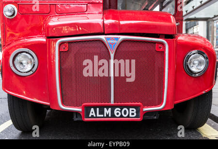 Detail der Vorderseite des klassischen roten Londoner Routemaster Doppeldecker-Bus. Der Kühlergrill, Motorhaube & Scheinwerfer sind sichtbar Stockfoto