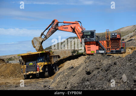 WESTPORT, Neuseeland, 11. März 2015: 190 Tonnen Bagger lädt Rock aus einer Schicht von Abraum in Stockton Tagebau Kohlemine Stockfoto