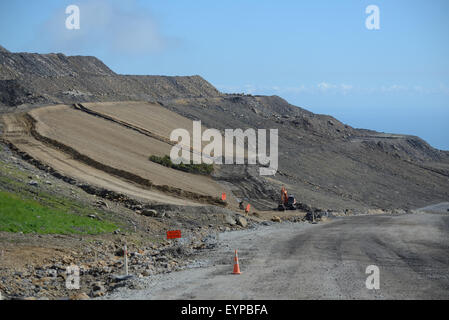 WESTPORT, Neuseeland, 11. März 2015: ein Bagger bereitet einem künstlichen Hügel für die Bepflanzung der einheimischen vegetation Stockfoto