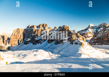 Winter in den italienischen Alpen, mit der Piste voller Schnee Stockfoto