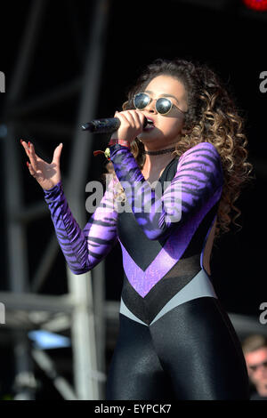 Sängerin Ella Eyre auf der Bühne im Camp Bestival, Lulworth Castle, Dorset, UK. Stockfoto