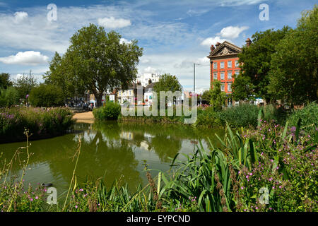 Am Barnes Pond ist nicht alles ruhig, da das nahegelegene Barclays Bank Gebäude plant, sein lokales SW13 'Village' Outlet zu schließen Stockfoto