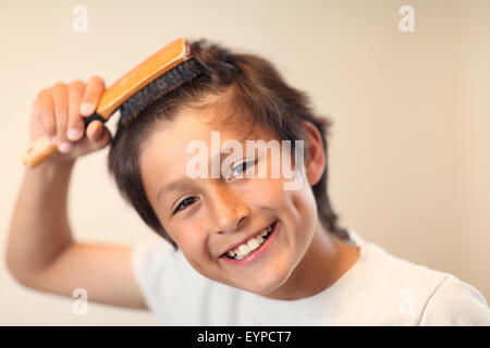 Zeit - Bett junge Bürsten sein Haar - sehr geringe Schärfentiefe Stockfoto