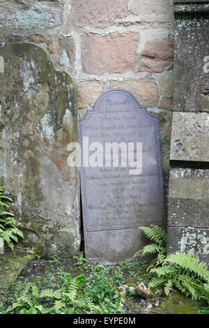 Grabstein auf dem Friedhof in der St. Helen's Church in Churchtown, Darley Dale Derbyshire England Großbritannien Stockfoto