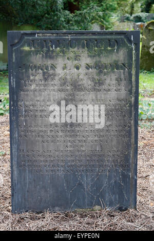 Grabstein auf dem Friedhof in der St. Helen's Church in Churchtown, Darley Dale Derbyshire England Großbritannien Stockfoto