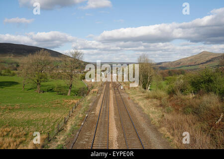 Eisenbahnlinie mit Blick auf Edale im Peak District National Park Derbyshire England UK Hope Valley Line britische Landschaft Stockfoto