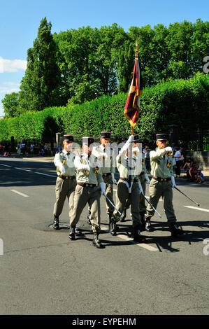 Soldaten marschieren bei der Militärparade anlässlich der 14. Juli, Nationalfeiertag, in Bourges, Frankreich Stockfoto