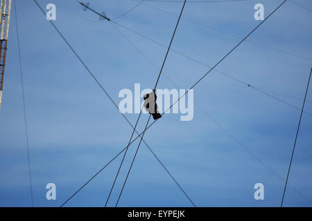 Verbinden Sie die beiden Kabel mit Metall Befestigung Stärke Stockfoto