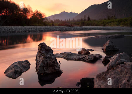 Sonnenaufgang am Quinault River im Olympic Nationalpark, Washington Stockfoto