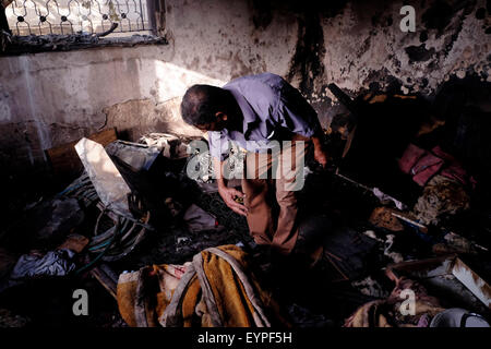 Duma, West Bank. 2. August 2015. Duma Dorf 2. August 2015. Mitglied der Dawabscha Familie innerhalb des verbrannten Hauses Dawabscha Familie in Duma, einer palästinensisch-arabischen Stadt im Westjordanland, die am 31. Juli von maskierten Angreifer töten 18-Monate-alten Ali Saad Dawabsha und kritisch verletzt, seine Eltern und 4 Jahre alten Bruder Assistenzarzt war. Der Angriff wird geglaubt, um ein Preisschild-Angriff durch extremistische israelische Siedler Kredit-2. August 2015: Eddie Gerald/Alamy Live News Stockfoto