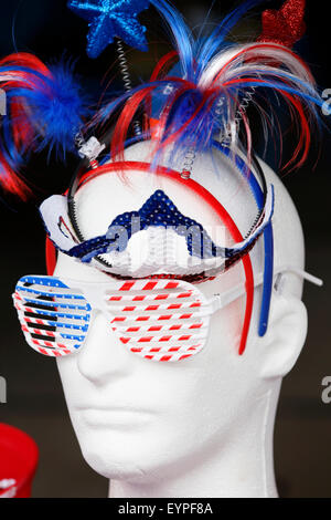 4. Juli-Feier. Mannequin mit Independence Day-Haar-Accessoires, kühlen Schatten und Tiara. Stockfoto
