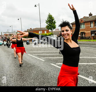 Belfast, Nordirland. 2. August 2015 - Tänzer beteiligen sich an der Feile eine Phobail Parade Credit: Stephen Barnes/Alamy Live News Stockfoto