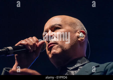 Belfast, Nordirland. 2. August 2015 - Phil Oakley mit the Human League zu singen, wie sie bei der Feile ein Phobail (Festival des Volkes spielen) Stockfoto