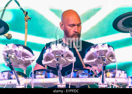 Belfast, Nordirland. 2. August 2015 - spielt Schlagzeuger von the Human League e-Drums an die Feile eine Phobail (Festival des Volkes) Stockfoto