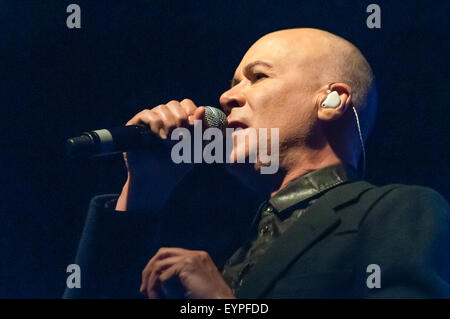 Belfast, Nordirland. 2. August 2015 - Phil Oakley mit the Human League zu singen, wie sie bei der Feile ein Phobail (Festival des Volkes spielen) Stockfoto