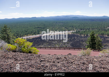 Ein Blick auf die Caldera Central Oregon von der Spitze der Lava Butte Lookout bei Newberry National Volcanic Monument. Stockfoto