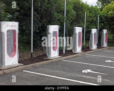 Tesla Ladestationen auf einer Autobahnraststätte in Großbritannien Stockfoto