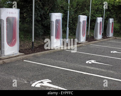 Tesla Ladestationen auf einer Autobahnraststätte in Großbritannien Stockfoto