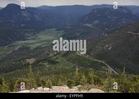 Ein Blick auf ein Tal und die Straße von oben im Rocky Mountain National Park in Colorado. Stockfoto