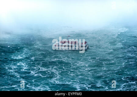 Hornblower Cruises Touristenboot eingehüllt in Nebel an der Basis der den Horseshoe Falls in Niagara Falls Ontario Stockfoto