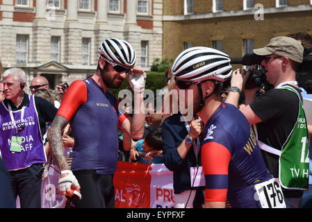 London, UK, 2. August 2015: Tausende von für die aufsichtsrechtliche Ride - London - Surrey Classic 2015 in der Mall, London teilnehmen. Foto: siehe Li/Alamy Live News Stockfoto