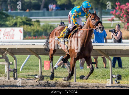 Oceanport, NJ, USA. 2. August 2015. Amerikanisches Pharoah führt leicht zum Sieg bei der 2015 Haskell Invitational im Monmouth Park in Oceanport, NJ. Mike Langish/Cal-Sport-Medien. Bildnachweis: Csm/Alamy Live-Nachrichten Stockfoto