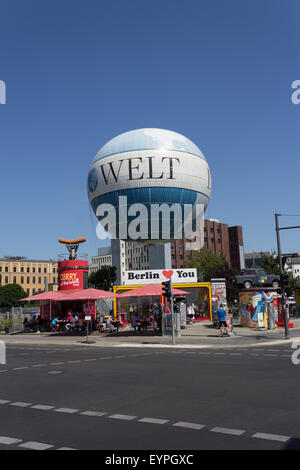 Highflyer / Hiflyer, Berlin-Heißluftballon mit dem Logo der Tageszeitung "Die Welt", im Hintergrund der Kanzlei Stockfoto