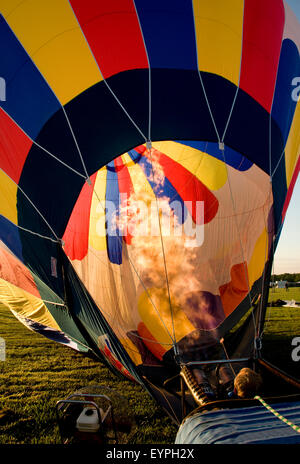 Heißluft-Ballon wird aufgeblasen in Vorbereitung für den Flug mit Flammen schießen in den Umschlag. Stockfoto