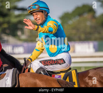 Oceanport, NJ, USA. 2. August 2015. Victor Espinoza winkt der Menge nach amerikanischen Pharoah Sieg bei der 2015 Haskell Invitational im Monmouth Park in Oceanport, New Jersey. Mike Langish/Cal-Sport-Medien. Bildnachweis: Csm/Alamy Live-Nachrichten Stockfoto