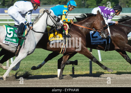 Oceanport, NJ, USA. 2. August 2015. 2015 bricht Gewinner der Triple Crown amerikanisches PHAROAH mit VICTOR ESPINOZA auf und trainiert von BOB BAFFERT vom Tor in der Sekunde, bevor er die William Hill Haskell Invitational (Note 1), Monmouth Park Racetrack, Sonntag, 2. August 2015 gewinnt. Bildnachweis: Bryan Smith/ZUMA Draht/Alamy Live-Nachrichten Stockfoto