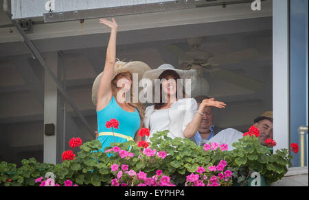 Oceanport, NJ, USA. 2. August 2015. -Fans vor dem William Hill Haskell Invitational (Note 1), Monmouth Park Racetrack, Sonntag, 2. August 2015. Bildnachweis: Bryan Smith/ZUMA Draht/Alamy Live-Nachrichten Stockfoto