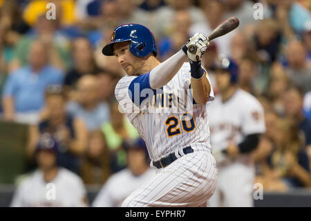 Milwaukee, WI, USA. 31. Juli 2015. Milwaukee Brewers Catcher Jonathan Lucroy #20 bis Fledermaus in der Major League Baseball Spiel zwischen den Milwaukee Brewers und den Chicago Cubs im Miller Park in Milwaukee, Wisconsin. John Fisher/CSM/Alamy Live-Nachrichten Stockfoto