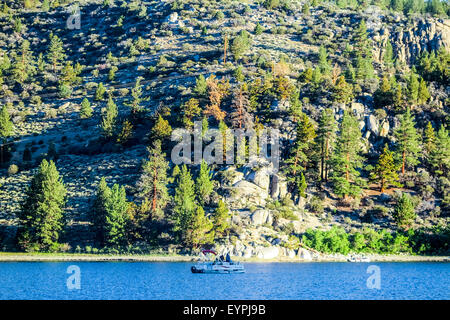 Fischer auf einem Ponton-Boot in der Morgendämmerung auf June Lake in Kalifornien Stockfoto