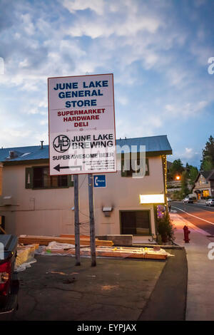 Das Zeichen für Juni See General Store in June Lake Kalifornien in die Berge der Sierra Nevada in Kalifornien Stockfoto