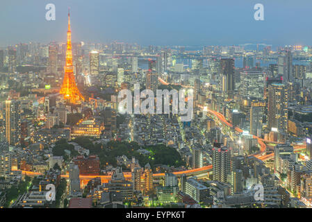 Tokyo Tower in der Nacht in Tokio, Japan Stockfoto