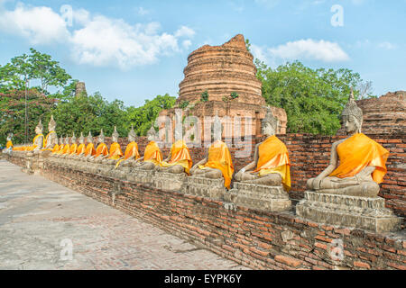 Ausgerichteten Buddhastatuen im Wat Yai Chaimongkol Ayutthaya, Thailand Stockfoto