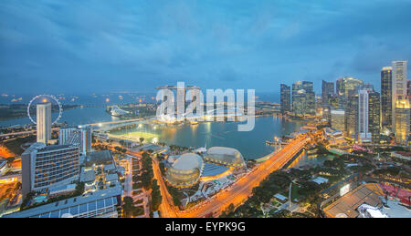 Singapur-Wolkenkratzer in der Innenstadt am Abendzeit. Stockfoto