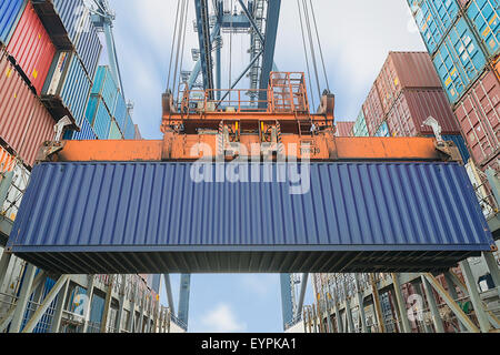 Shore-Kran Verladung von Containern im Frachtschiff Stockfoto