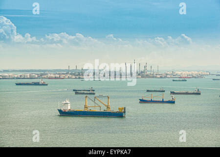 Öl-Raffinerie und Öltanker Schiff im Meer, Singapur Stockfoto