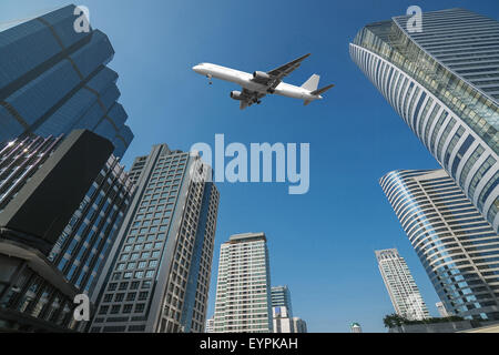 Schuss von Flugzeug Flug über Wolkenkratzer in der Innenstadt von Bangkok Stockfoto