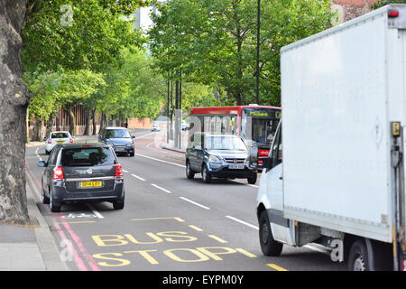 Londoner Busse in einer Straße in London Stockfoto