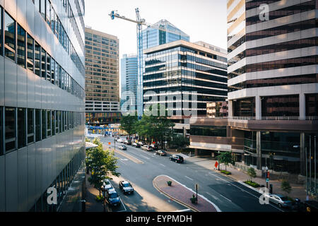 Blick auf Wilson Boulevard und modernen Gebäuden in Rosslyn, Arlington, Virginia. Stockfoto