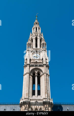 Der neugotische Turm des Rathauses in Wien an einem sonnigen Tag vor blauem Himmel Stockfoto