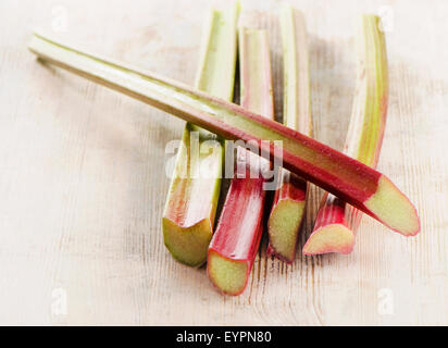 Frischen Rhabarber auf Holztisch. Selektiven Fokus Stockfoto