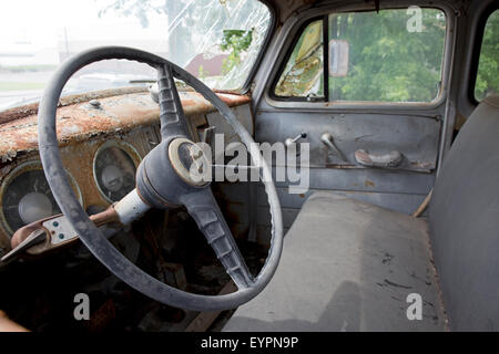 Lenkrad und Innenausstattung von einem alten Chevrolet-LKW. Stockfoto